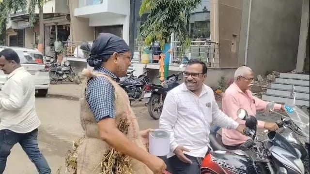 दुष्काळाच्या झळा;चाकूरात काँग्रेस पक्षाचे भीक मांगो आंदोलन