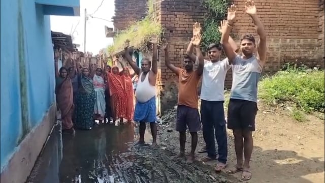 नाला नहीं होने से बेला गाँव की सड़क बनी मुसीबत, गंदे पानी में फिसलकर महिला का टूटा हाथ।