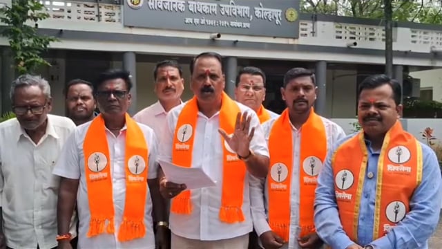 शिवसेना उद्धव बाळासाहेब ठाकरे गटाच्या वतीने रस्त्यावरील पुला संदर्भात आंदोलन करण्यात आले.