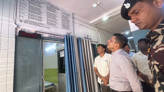 मरीज कतार में, डॉक्टर गायब! डीएम के औचक निरीक्षण में बौंसी अस्पताल की खुली पोल