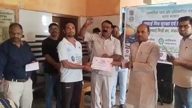 कोसी नगर पालिका में सफाई मित्रों की सुरक्षा के लिए वितरित की गईं PPE किट 