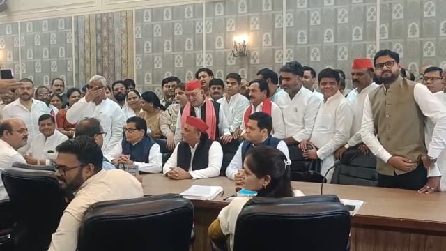 राज्यसभा चुनाव के लिए समाजवादी पार्टी का नामांकन-

अखिलेश यादव के साथ रामगोपाल यादव और धनराज परिमल नाथवानी का नामांकन

समाजवादी पार्टी के सभी विधायक भी नामांकन में मौजूद