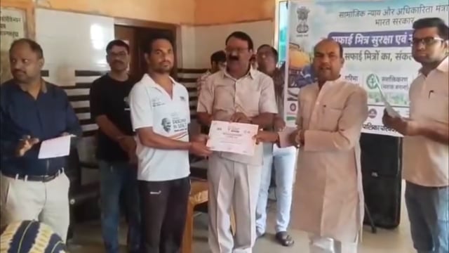 कोसी नगरपालिका के सफाई मित्रों को सुरक्षा जांच और पी पी ई किट बांटी गई