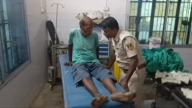 सड़क पर गिरकर घायल हुआ व्यक्ति पुलिस ने अस्पताल पहुंचाया