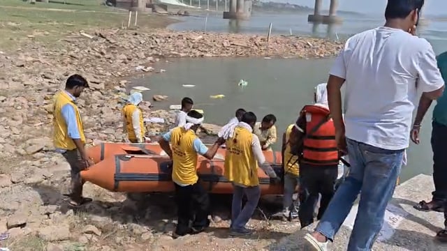 चंबल में तर्पण करने पहुंचे पटवारी, पैर फिसलते ही गहरे पानी में समाए