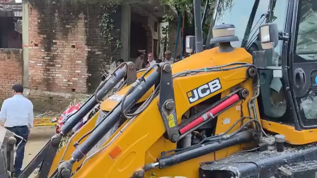 अम्बेडकर नगर डबनगांव रोड पर नगरपालिका की बड़ी कार्रवाई सरकारी जमीन से हटा अतिक्रमण,गरजीं जेसीबी