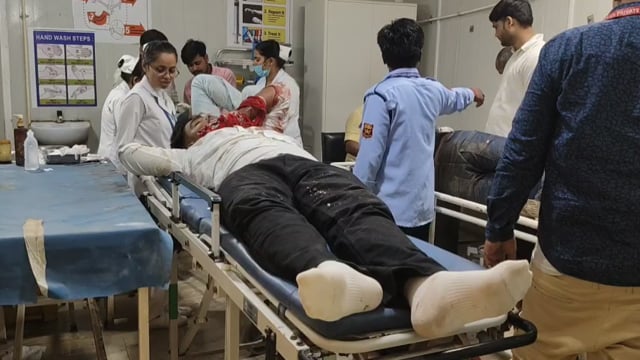 जंगल में घूमने निकले थे युवक, पेड़ से टकराई तेज रफ्तार कार; 5 घायल, एक की हालत गंभीर