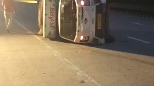 MANT-चालक को झपकी आने से यमुना एक्सप्रेसवे पर पलटा वाहन, एक घायल,,