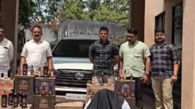 राज्य उत्पादन शुल्क विभागाची कारवाई आलिशान मोटारीसह वीस लाखाचा मुद्देमाल जप्त.