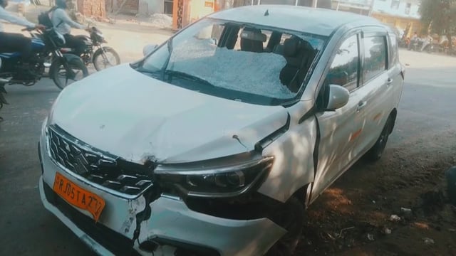 ‌पानीगांव रोड़ पर अर्टिगा और बाइक में हुई आमने-सामने की ज़ोरदार भिड़ंत, एक घायल।