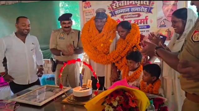थाना महेशगंज में सेवानिवृत्ति सम्मान समारोह उ0 नि0 नौरंग वर्मा को दी गई भावभीनी विदाई#latest_news 