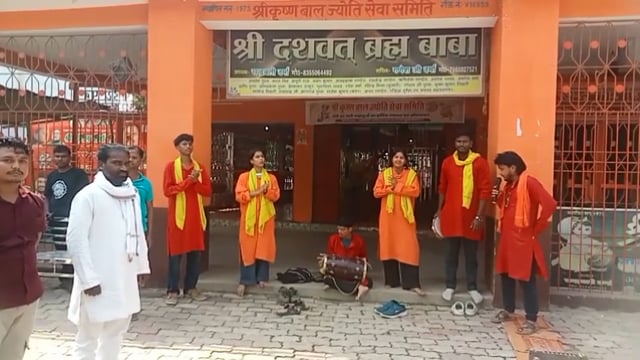 बांसडीह कस्बे में सेवा संकल्प अभियान के तहत कलाकारों ने नुक्कड़ नाटक के माध्यम से लोगो को किया जागरूक