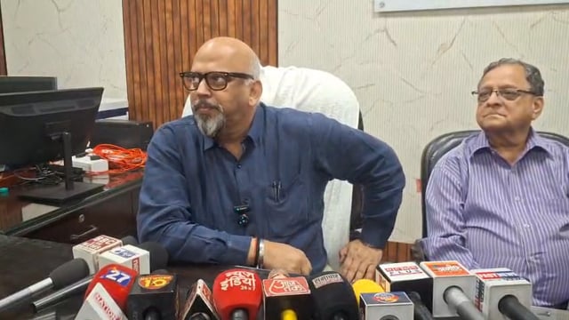तीन दिवसीय चिकित्सा शिविर के संबंध में प्रो0 आनंद मिश्रा प्राचार्य महर्षि विश्वामित्र मेडिकल कॉलेज गाजीपुर 