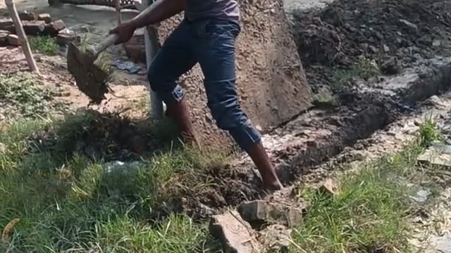 सफाई कर्मचारियों की लापरवाही हीरागंज बाजार के वार्ड नंबर 4 बलीपुर में खुद नाली साफ करने को मजबूर हुआ व्यक्ति#latest_news