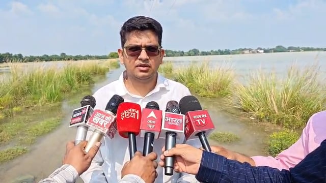 सिद्धार्थनगर में बाढ़ प्रभावित गांवों का डीएम ने किया दौरा, राहत-बचाव कार्य तेज करने के निर्देश
