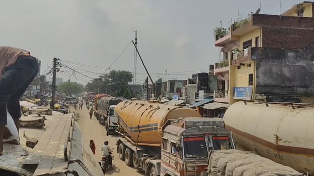 खुनुवां बॉर्डर पर कस्टम की बड़ी कार्रवाई, विदेशी कद्दू बीज और अखरोट से भरे दो संदिग्ध टैंकर पकड़े