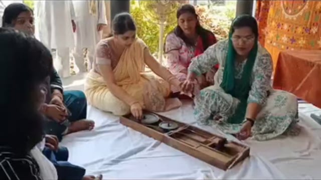 अम्बेडकरनगर: गांधी जयंती एवं लाल बहादुर शास्त्री जयंती पर जिलाधिकारी ईशा प्रिया ने चलाया चरखा, दिया स्वदेशी का संदेश