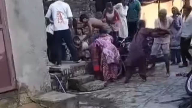 कलियर विधानसभा के कोटा मुरादनगर का बताया जा रहा है वीडियो! एक दूसरे पर डंडों से प्रहार!