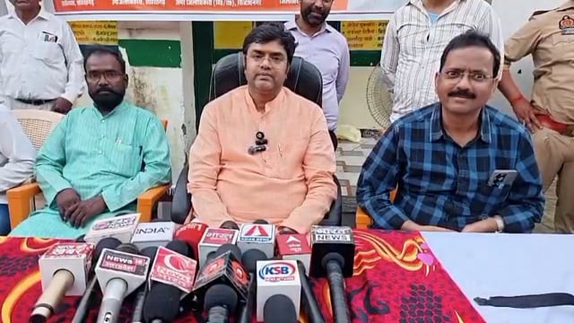 शोहरतगढ़ में बाढ़ प्रभावित 500 परिवारों को राहत किट का वितरण, विधायक विनय वर्मा ने दिलाया हरसंभव मदद का भरोसा