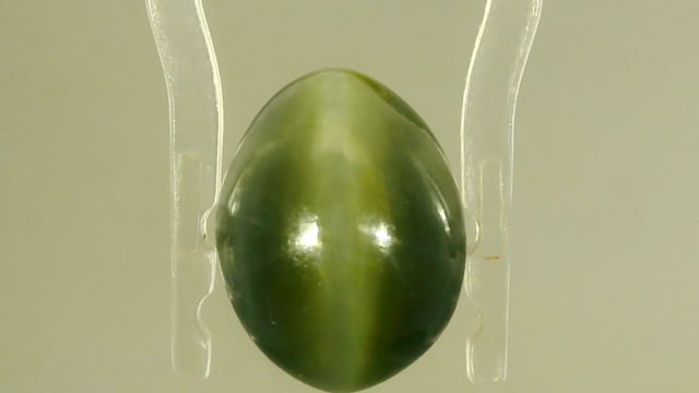 Indian Quartz Cat's Eye 7.15 Carat — video