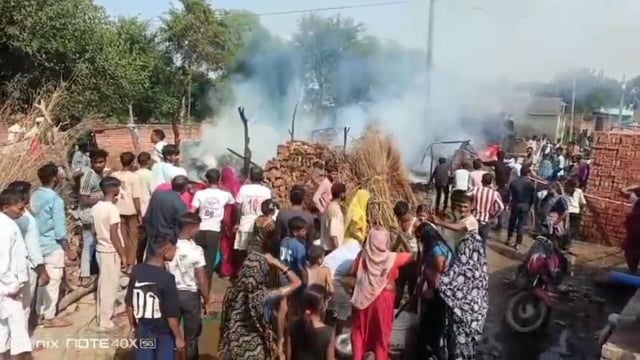 फरह गडाया लतीफपुर मैं शुक्रवार को हुआ भीषण अग्निकांड एक भैंस जिंदा जली बैलगाड़ी सहित लाखों का सामान खाक 