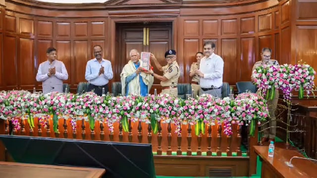 महाराष्ट्र माओवाद मुक्त; राज्य के अभिलेख में एक भी सक्रिय सशस्त्र माओवादी नहीं

सी-60 के चार दशक के माओवाद विरोधी संघर्ष का निर्णायक अंत; गडचिरोली में सेवा दे चुके वरिष्ठ पुलिस अधिकारियों का स्नेह मिलन