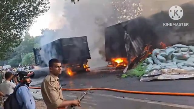 आगरा खंदोली हाईवे पर दो ट्रैकों में हुआ भीषण टकराव आग की लपटे से मची अफरा तफरी एक ड्राइवर किलिनर की मौत पुलिस मौके पर मौ