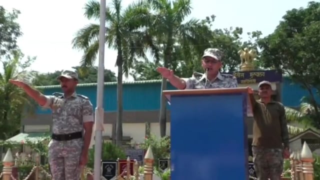 महात्मा गांधी व लालबहादुर शास्त्री जयंती पर गड़चिरोली पुलिस का हरित और साइबर सुरक्षा का संकल्प

जिले के 70 थानों, उपथानों एवं पुलिस सहायता केंद्रों में 50 हजार पौधों का रोपण; पुलिस अधिकारियों व जवानों ने ली साइबर सुरक्षा की शपथ
