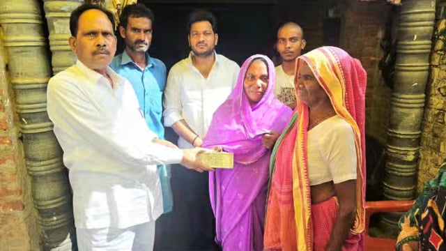 अजय निषाद के परिवार को विधायक त्रिभुवन दत्त ने दी एक लाख रुपये की आर्थिक सहायता