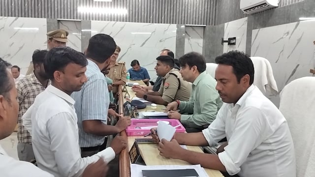 समाधान दिवस में सुनीं फरियादियों की समस्याएं, अधिकारियों को समयबद्ध निस्तारण के निर्देश