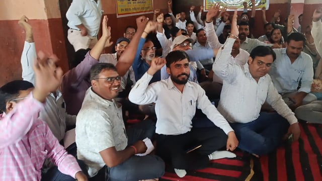 एक तरफ समाधान दिवस, दूसरी ओर लेखपालों का धरना