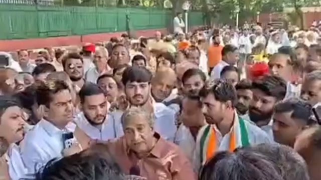 पूर्व मंत्री आठ बार के लगातार विधायक रहे श्याम सुंदर शर्मा कांग्रेस में घर वापसी के लिए समर्थकों के साथ हुए दिल्ली रवाना