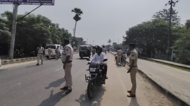 बगहा में पुलिस का विशेष वाहन जांच अभियान, हेलमेट और कागजात की हुई जांच