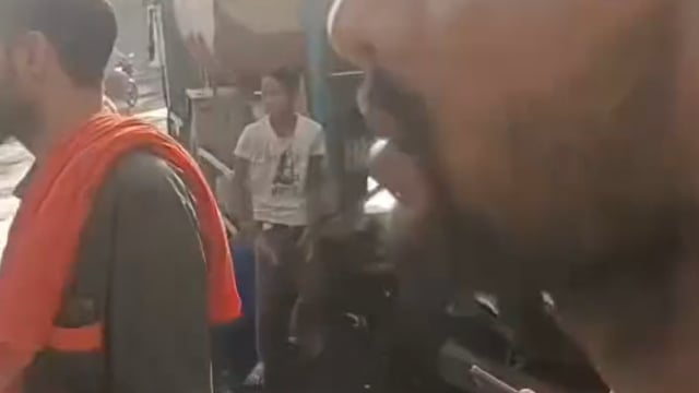थाना एत्मादपुर क्षेत्र में फतेह सिंह की पुलिया के पास पेट्रोल और डीजल से भरा टैंकर दुर्घटना ग्रस्त हो गया बताया जा रह