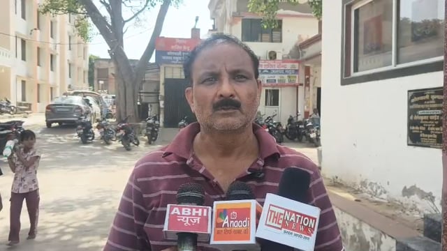 वृंदावन 

वहीं कासगंज का 16 वर्षीय मयंक सिंह चौहान भी 7 अगस्त से लापता है। परिजनों के मुताबिक दोनों की धार्मिक आस्था थी और उन्हें आशंका है कि युवक वृंदावन के किसी आश्रम या आसपास हो सकते हैं।

परिजनों ने पुलिस, प्रशासन और आश्रम प्रबंधन से सीसीटीवी फुटेज खंगालकर दोनों युवकों की तलाश की मांग की है।