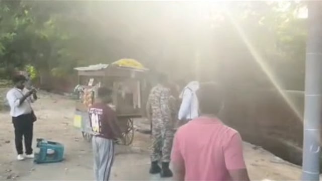MANT-ठेले वाले पर बरसे थप्पड़, गोद में बच्चा लेकर रहम की गुहार… कच्ची सड़क के वायरल वीडियो ने, खड़े किए सवाल,,