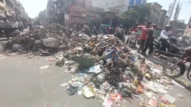 मथुरा में सफाई पर संकट! हड़ताल से सड़कों पर कूड़े का अंबार, नालियां चोक—त्योहारों से पहले बिगड़े हालात