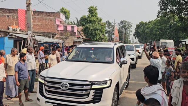 डुमरियागंज में बाढ़ प्रभावितों की मदद को आगे आए उपेंद्र प्रताप सिंह, करीब एक हजार जरूरतमंदों को बांटी राहत किट
