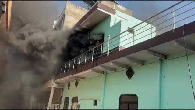मथुरा में भीषण अग्निकांड: धू-धूकर जला मकान, तीन दमकल गाड़ियों ने एक घंटे में पाया आग पर काबू