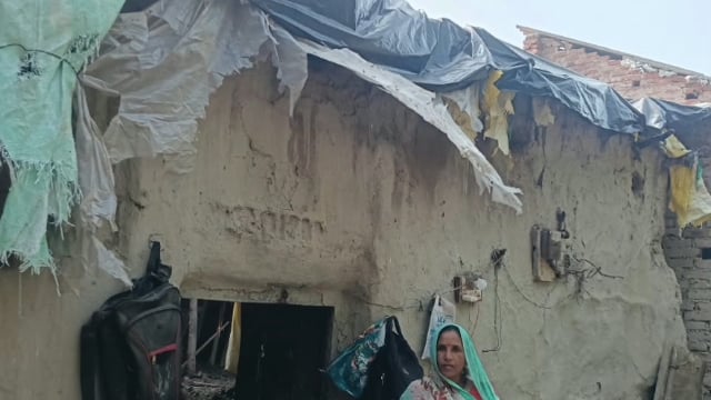 सीलन से भरभराकर गिरा कच्चा मकान, मलबे में दबा गृहस्थी का सामान—पन्नी के नीचे परिवार#latest_news 