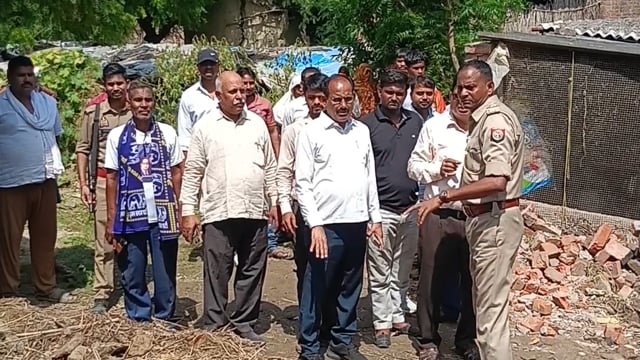 रास्ते की मांग को लेकर टावर पर चढ़ा ग्रामीण, घंटों मचा हड़कंपप्रशासन की सक्रियता से 9 फीट का कच्चा रास्ता बनकर 