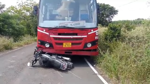 अवलकोंडा घाटा जवळ एसटी बसच्या धडकेत दुचाकी स्वार गंभीर जखमी