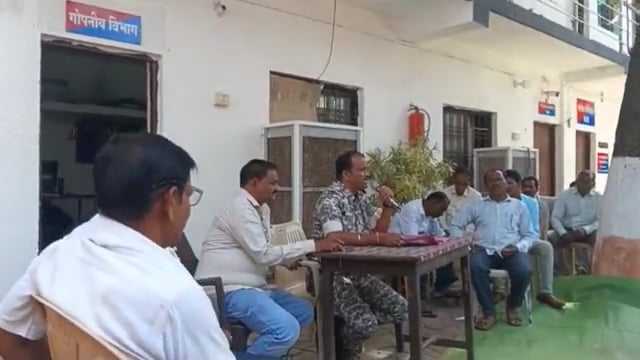 चामोर्शीत नवरात्रोत्सवाच्या पार्श्वभूमीवर शांतता समितीची बैठक; डीजेमुक्त विसर्जनासह शांततेत उत्सव साजरा करण्याचे पोलिसांचे आवाहन