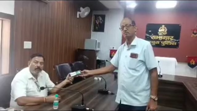 MANT-पुलिस लाइन सभागार में पेंशनर्स की बैठक, स्वास्थ्य जांच के बाद,बांटी गईं दवाएं,,