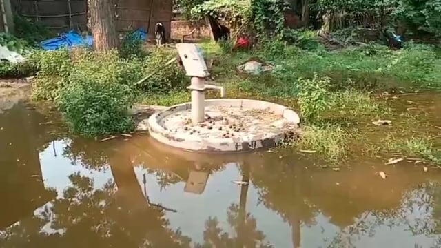मुड़ियारी ग्राम सभा मे जल जमाव की समस्या से ग्रामीण परेशान,जिला प्रसाशन से लगाई न्याय की गुहार