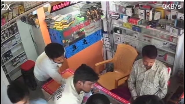 यूपीआई पेमेंट का झांसा देकर भागा युवक, बाइक पर पहले से खड़ा था साथी, सीसीटीवी में कैद हुई वारदात।