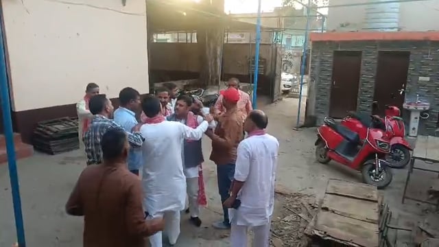 आगरा  | बाह

टिकट की दावेदारी पर सपा में संग्राम! बैठक में भिड़े नेता, हाथापाई की नौबत—वीडियो वायरल