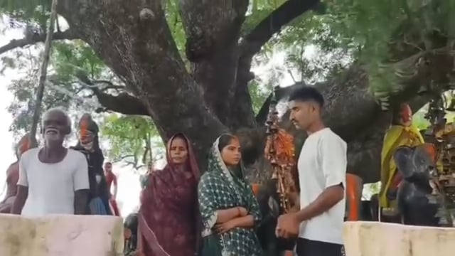 प्रेमिका से मिलने पहुंचे प्रेमी को ग्रामीणों ने पकड़ा, परिजनों की सहमति से मंदिर में रचाई शादी