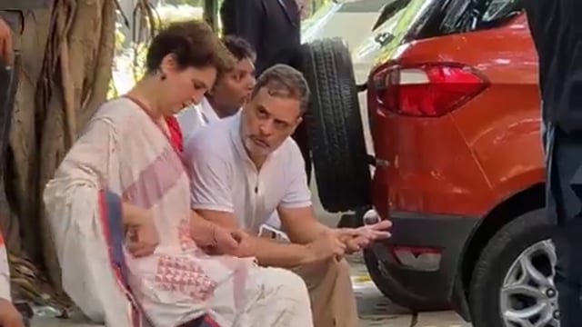 आकाशवाणी भवन परिसर में हीं राहुल और प्रियंका गांधी पेड़ तले बैठ गए हैं।
इलेक्शन कमीशन तक जाने की कोशिश में इस रस्ते भीतर दाखिल हुए थे लेकिन पुलिस ने पिछला गेट भी बंद कर दिया।  Nai Delhi