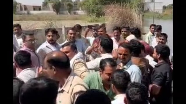 - गोवर्धन विधायक के काफिले को गांव में घुसते ही विरोध का सामना, कीचड़ में उतरकर जताया, आक्रोश,,